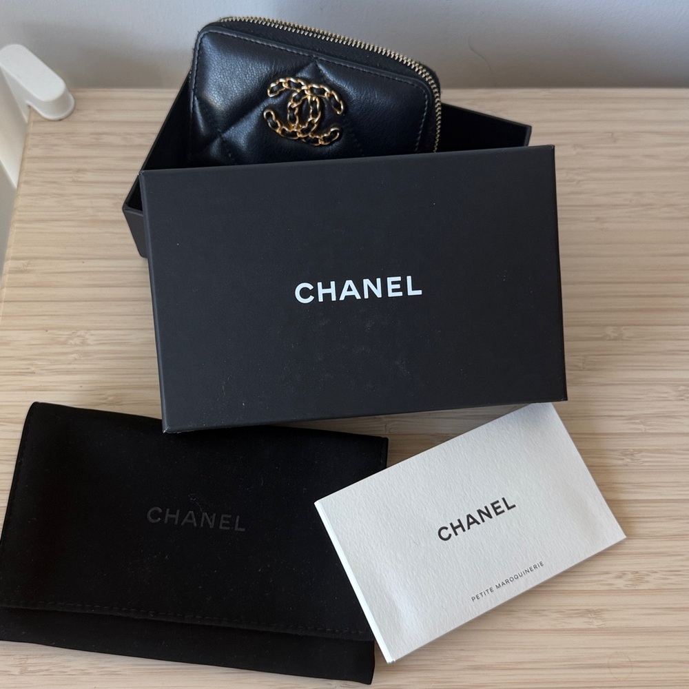 CHANEL 19 Black Quilted Lambskin Zip Wallet - Picture 5 of 9